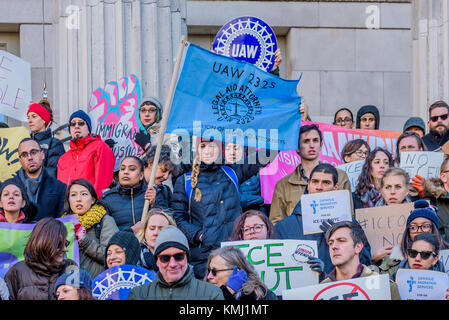 New York, Stati Uniti. 7 dicembre 2017. L'Associazione degli avvocati di assistenza legale - UAW locale 2325 (ALAA), insieme a decine di sindacati, organizzazioni per i diritti degli immigrati, E gruppi di comunità hanno tenuto un raduno il 7 dicembre 2017 presso la Brooklyn Borough Hall per chiamare l'Office of Court Administration (oca) e il giudice capo Janet DiFiore per attuare immediatamente una politica per impedire agli agenti dell'immigrazione e dell'applicazione doganale di entrare nei tribunali statali e di terminare il coordinamento con ICE. Credit: PACIFIC PRESS/Alamy Live News Foto Stock