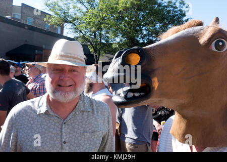 La paglia-cappello l uomo e il suo cavallo amico frequentando un Grand Old giorno di festa insieme. St Paul Minnesota MN USA Foto Stock