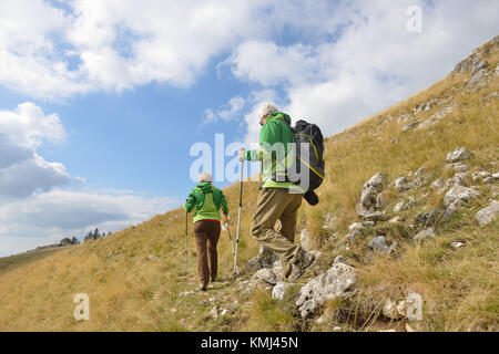 Senior coppia turistiche escursioni presso le belle montagne Foto Stock