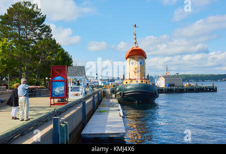 Teodoro troppo un full-size replica di Teodoro rimorchiatore a traino, stella di una TV canadese spettacolo per ragazzi, porto di Halifax, Nova Scotia, Canada Foto Stock