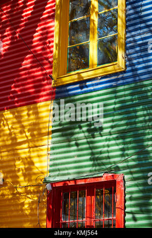 Colorate di ferro ondulato edifici, La Boca, Buenos Aires, Argentina, Sud America Foto Stock