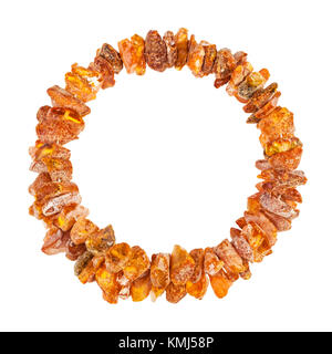 Vista superiore del bracciale da due stringhe di ambra grezza pietre isolati su sfondo bianco Foto Stock