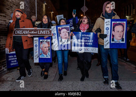 New York, Stati Uniti. 07 dicembre 2017. Centinaia di newyorkesi si sono riuniti a Washington Square Park il 7 dicembre 2017 per opporsi alle politiche regressive di Trump sugli immigrati e sui lavoratori e chiedere un’azione contro il Ban musulmano e la truffa fiscale, e sostenere un atto DA SOGNO pulito. Credit: Erik McGregor/Pacific Press/Alamy Live News Foto Stock