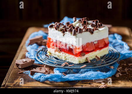 Gustosa torta con la gelatina di scaglie di cioccolato e frutta Foto Stock