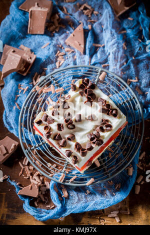 In casa la torta con la gelatina, scaglie di cioccolato e frutta Foto Stock