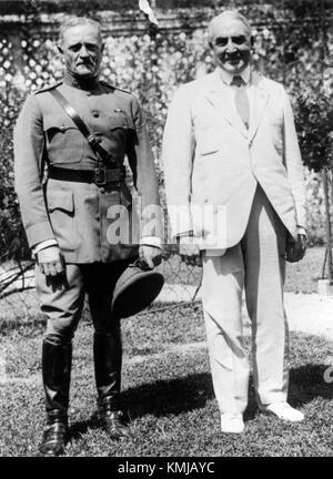 Questa fotografia mostra il generale John J. Pershing, il comandante delle forze di spedizione americane durante la prima guerra mondiale, con il presidente Warren G. Harding. L'immagine cattura un momento tra due figure di spicco della storia americana. Foto Stock
