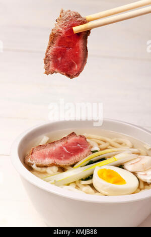 Zuppa giapponese con tagliatelle, uova e carne Foto Stock