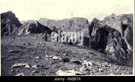 Questa fotografia cattura una vista dalla cima di Pico Arriero nelle Isole Canarie, scattata nel 1909. La montagna offre vedute panoramiche del paesaggio dell'isola. Foto Stock