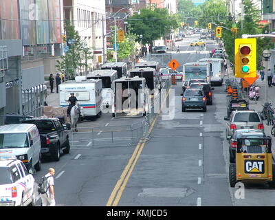 TORONTO - Giugno 23, 2010 - gli ufficiali di polizia marciando per le strade di cavalli durante il G20 Protesta a Toronto, Ontario, Canada. Foto Stock