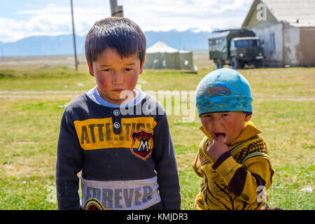 KEL-SUU, KIRGHIZISTAN - AGOSTO 13: Due bambini in posa in un remoto borgo in Kirghizistan. Agosto 2016 Foto Stock