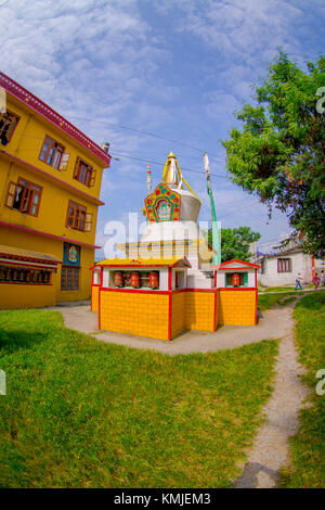 Pokhara, Nepal - 06 ottobre 2017: vista esterna di un lapidato scultura di namgyal chorten, in Nepal, effetto fish-eye Foto Stock