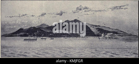 Una fotografia storica raffigurante l'isola di Madeira vista dall'oceano nel 1909. Questa immagine cattura la bellezza naturale e la costa dell'isola, mostrando il suo paesaggio spettacolare e l'ambiente marittimo. Foto Stock
