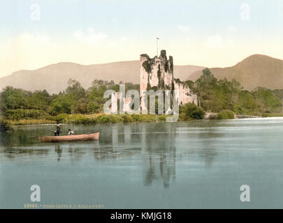 Il castello di Ross, situato ai margini di Lough Leane nella contea di Kerry, in Irlanda, è una fortezza storica del XV secolo. Il castello è una popolare attrazione turistica, conosciuta per le sue vedute panoramiche e la ricca storia. Foto Stock