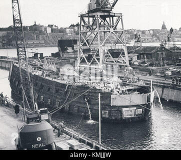 La Vasa era una nave da guerra svedese che affondò nel suo viaggio inaugurale nel 1628. Questa immagine del 14 maggio 1961 mostra la nave durante i suoi sforzi di salvataggio a Stoccolma, portando al suo eventuale restauro ed esposizione al Museo Vasa. Foto Stock