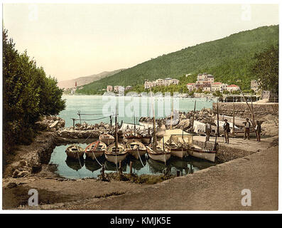 Abbazia, una piccola città portuale, era una destinazione popolare alla fine del XIX secolo, nota per la sua bellezza costiera e il turismo. La città, ora conosciuta come Opatija in Croazia, divenne un centro per i visitatori ricchi, in particolare negli anni '1890, quando divenne una parte fondamentale delle destinazioni di svago dell'Impero austro-ungarico. Foto Stock