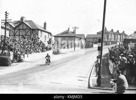 Un concorrente scende a Bray Hill durante le gare TT dell'Isola di Man, un rinomato evento motoristico che si tiene ogni anno. Le gare sono note per il loro percorso impegnativo e la competizione ad alta velocità. Foto Stock