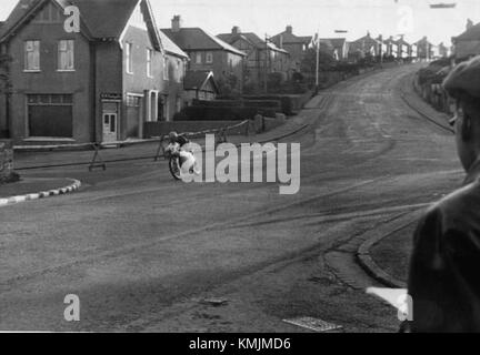 Questa immagine raffigura Bray Hill, situata sull'Isola di Man, durante una sessione di allenamento mattutina. La collina è rinomata per il suo ruolo nelle gare TT dell'Isola di Man, con i piloti che praticano sulle sue strade. Foto Stock