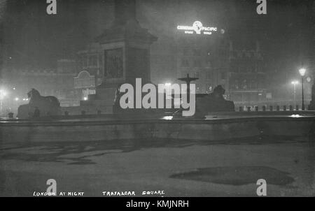 Trafalgar Square, situato nel cuore di Londra, è uno dei punti di riferimento più rappresentativi della città. Conosciuto per il suo significato storico e come luogo di ritrovo per eventi e proteste, ospita la colonna di Nelson e la Galleria Nazionale. Foto Stock