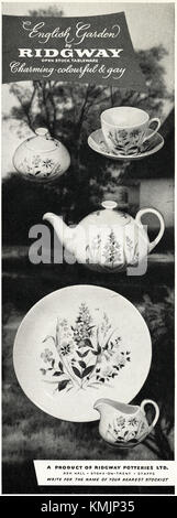 1950s vecchio annuncio originale della vendetta della rivista britannica pubblicità della stampa affascinante colorful & tovleware gay di Ridgway Potteries di Stoke-on-Trent staff Inghilterra Regno Unito datato 1958 Foto Stock