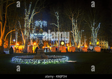 Parco zrinjevac decorato da luci di Natale come parte dell'avvento in Zagreb Foto Stock