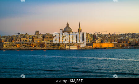 Vista al tramonto di La Valletta, la capitale di Malta. Foto Stock