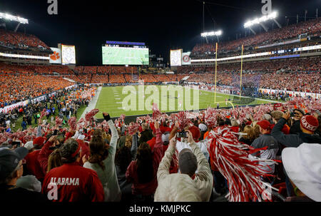 Alabama Crimson Tide e Clemson Tigers fan tifare per le loro squadre di calcio di inizio del 2017 College Football Playoff Campionato Nazionale a Tampa, in Florida. Foto Stock