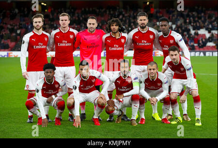 Arsenal team group. La fila superiore (da sinistra a destra) Calum Chambers, Rob Holding, David Ospina, Mohamed Elneny, Olivier Giroud e Danny Welbeck. Riga inferiore (da sinistra a destra) Ainsley Maitland-Niles, Francis Coquelin, Theo Walcott, Jack Wilshere e Mathieu DEBUCHY durante la UEFA Europa League, Gruppo H corrisponde all'Emirates Stadium di Londra. Foto Stock