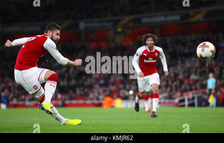 Arsenale di Olivier Giroud punteggi i suoi lati quinto al traguardo dalla pena spot durante la UEFA Europa League, Gruppo H corrisponde all'Emirates Stadium di Londra. Foto Stock