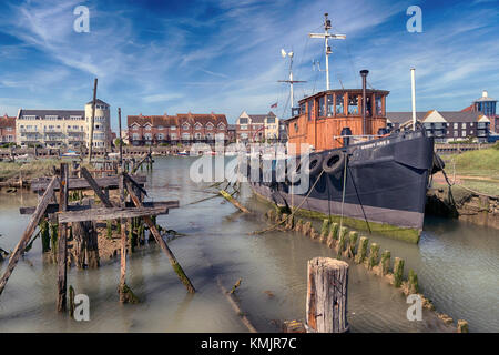 Littlehampton, cittadina balneare sulla costa del Sussex e la foce del fiume arun. casa l'ormeggio per la barca Foto Stock