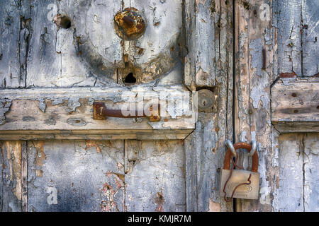 Sicilia - vecchio addolorato porte con serrature e sfald vernice. Foto Stock