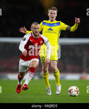 Dell'Arsenal Jack Wilshere (sinistra) e FC BATE Borisov's Vitali Rodionov battaglia per la sfera durante la UEFA Europa League, Gruppo H corrisponde all'Emirates Stadium di Londra. Foto Stock