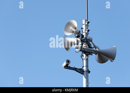 Doppio megafono sul palo in metallo con spazio copia per le notifiche di  notizie nello stadio di calcio Foto stock - Alamy