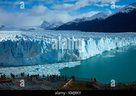 I turisti sul marciapiede e il ghiacciaio Perito Moreno, Parque Nacional Los Glaciares (area del patrimonio mondiale), Patagonia, Argentina, Sud America Foto Stock
