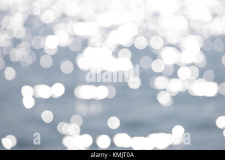 Vista sfocata bella shiny blu scintillante mare spiaggia Foto Stock