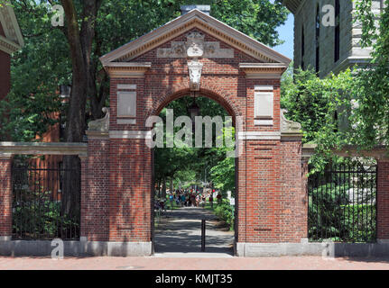 La Harvard University, porta al campus universitario Foto Stock