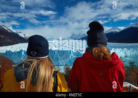 I turisti sul marciapiede e il ghiacciaio Perito Moreno, Parque Nacional Los Glaciares (area del patrimonio mondiale), Patagonia, Argentina, Sud America (MR) Foto Stock