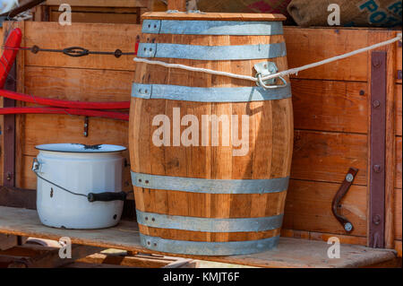 McMinnville, Oregon, Stati Uniti d'America - 13 agosto 2016: Close up di un barrell legato al lato di un carro in legno seduta sul display a Yamhill County Harvest Foto Stock