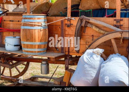 McMinnville, Oregon, Stati Uniti d'America - 13 agosto 2016: Close up degli elementi lungo il lato di un carro di legno sul display a Yamhill Contea di Harvest Festival. Foto Stock