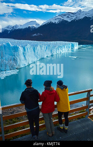 I turisti sul marciapiede e il ghiacciaio Perito Moreno, Parque Nacional Los Glaciares (area del patrimonio mondiale), Patagonia, Argentina, Sud America (MR) Foto Stock