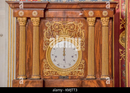 Orologio in uno del Topkapı Palace camere. Comporre mostra numeri arabi. Foto Stock