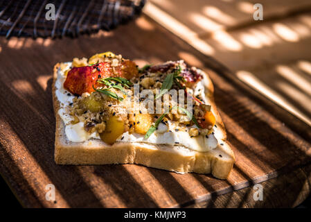 Toast alla francese con pesche e fragole, dadi e cremoso dessert - Foto Stock