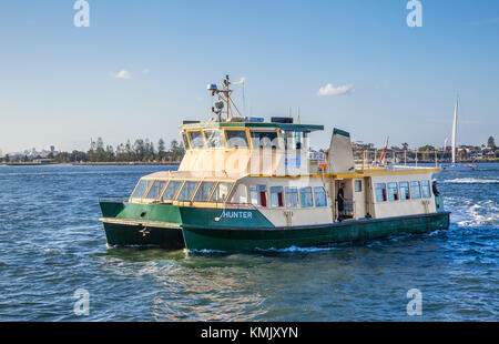 Australia, Nuovo Galles del Sud, porto di Newcastle, MV Hunter di Stockton il servizio di traghetto che attraversa il fiume Hunter Foto Stock