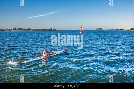 Australia, Nuovo Galles del Sud, kayak nel porto di Newcastle Foto Stock