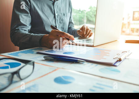 La digitazione dei notebook Uomo al lavoro con schermo vuoto strategia di pianificazione del concetto di analisi Foto Stock