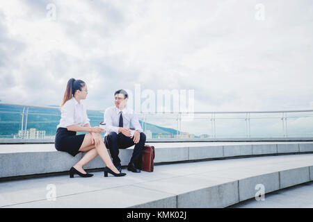 Asian Business persone che parlano al di fuori ufficio dopo il lavoro Foto Stock