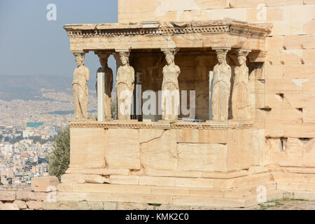 Orientamento orizzontale vista l'Erechtheion, Portico dei Maiden/cariatidi, 6 femmine, all'Acropoli di Atene, Grecia su una soleggiata giornata calda Foto Stock