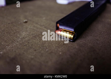 Munizioni 9 mm con cartucce su un militare di tiro a segno Foto Stock
