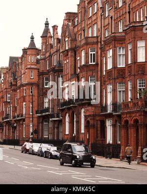 Knightsbridge, Londra - 14 Mar 2008 - Knightsbridge è un esclusivo e residenziale quartiere di vendita al dettaglio a ovest di Londra, a Sud di Hyde Park Foto Stock