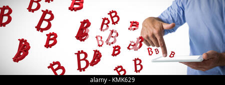 Uomo con tavoletta digitale contro diversi rosso segno bitcoin Foto Stock
