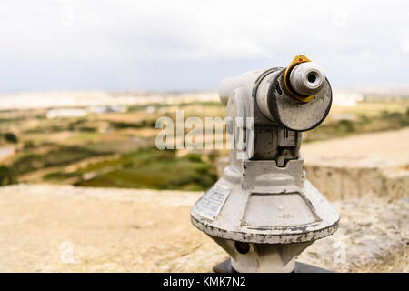 Telescopio verso la città fortificata di Mdina consentendo ai visitatori di vedere la vista o per Malta. Foto Stock